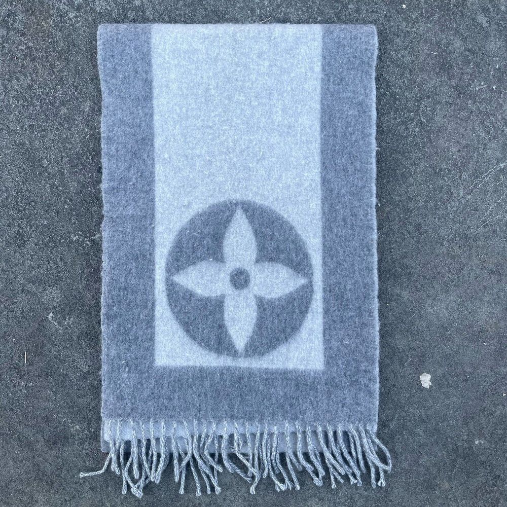 LOUIS VUITTON LV Logo Long Muffler 75% Lambswool 25% Angora Gray - Picture 2 of 7